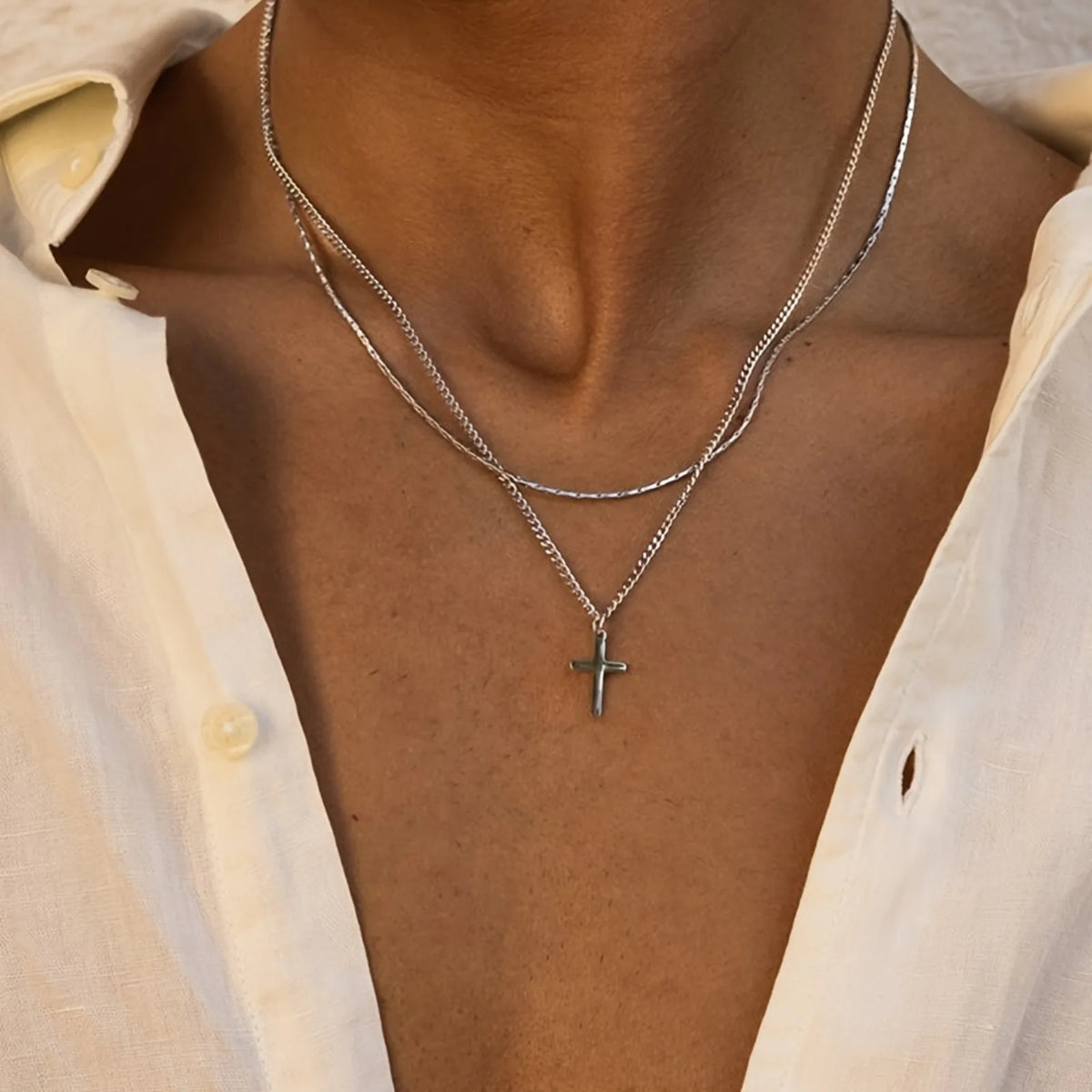 Colar Masculino Minimalista com Pingente de Cruz - Prateado