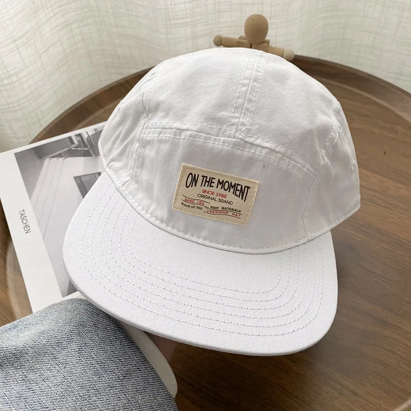 Boné de Beisebol "ON THE MOMENT" – Modelo 5 Painéis, Aba Reta (Snapback)