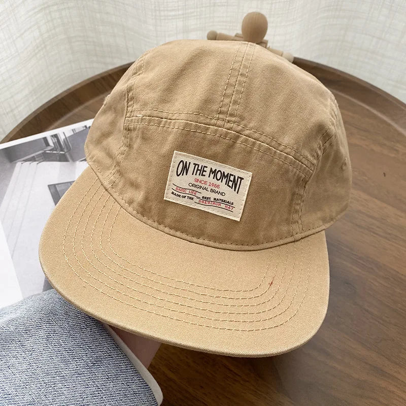 Boné de Beisebol "ON THE MOMENT" – Modelo 5 Painéis, Aba Reta (Snapback)